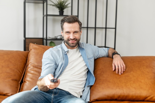 テレビを見ているハンサムなひげの男