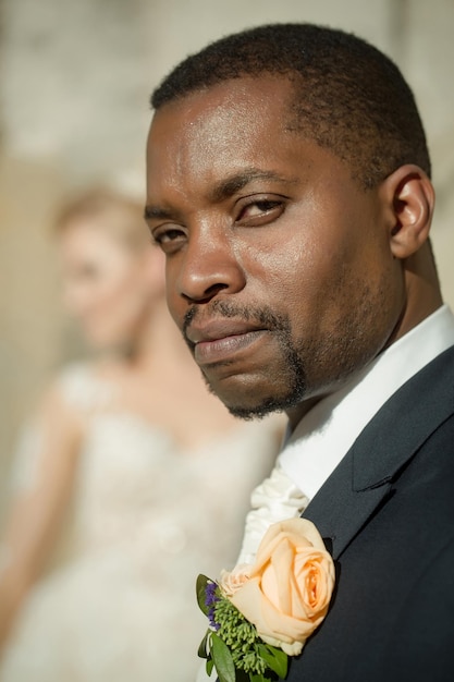 Photo handsome bearded man or african american groom