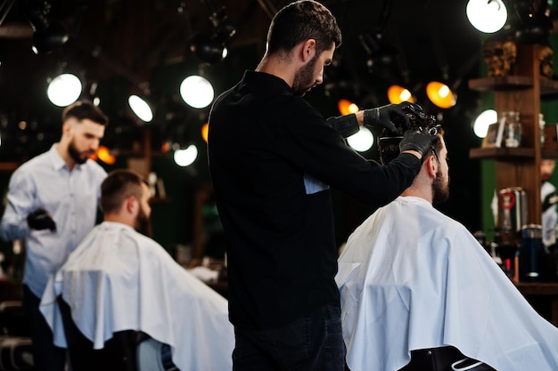 Photo handsome bearded man at the barbershop barber at work