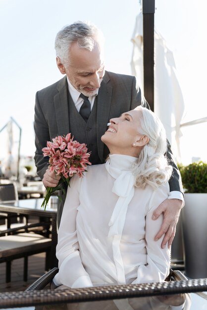 Photo handsome bearded man bowing his head to his sweetheart