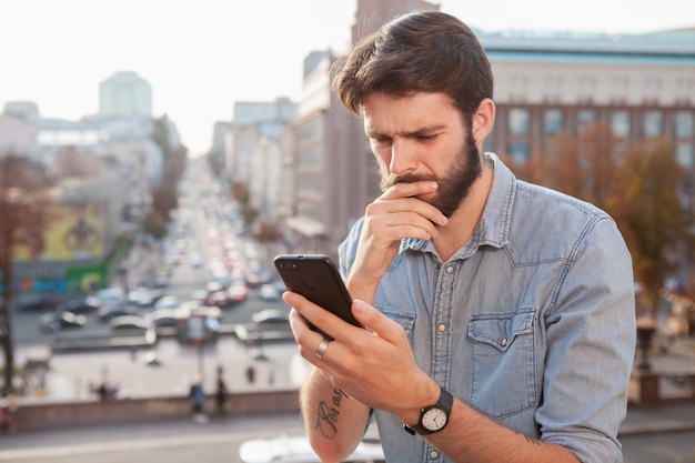 Photo handsome bearded man enjoying warm day at the city