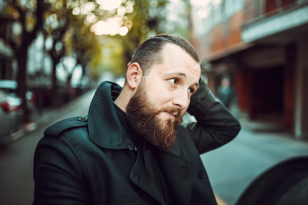 Photo handsome bearded man on the street. movember concept