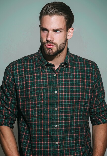 Photo handsome bearded man in stylish checkered shirt looks aside. mens fashion and style.