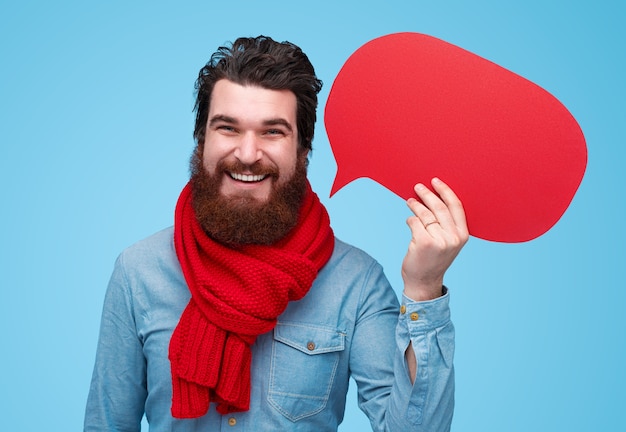 Фото Красивый бородатый мужчина с красным мыслительным пузырем