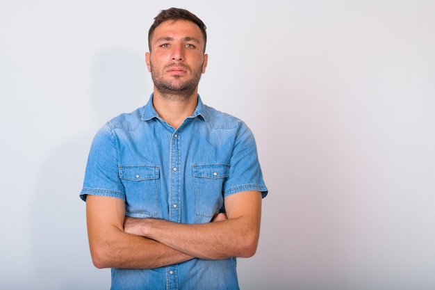 Photo handsome bearded persian man wearing denim shirt