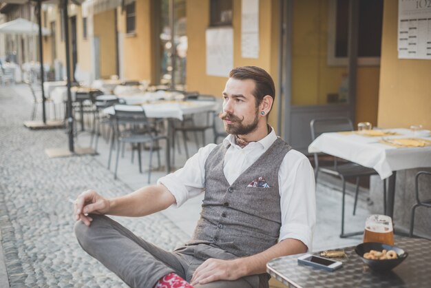 잘 생긴 큰 콧수염 hipster 남자