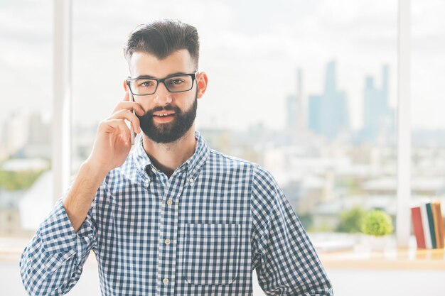 Bel ragazzo al telefono