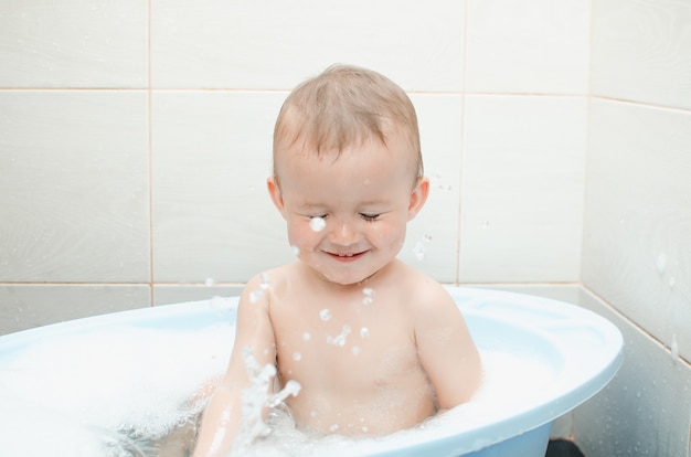 Красивый мальчик дошкольного возраста, купающийся в чистой и гигиеничной ванной комнате