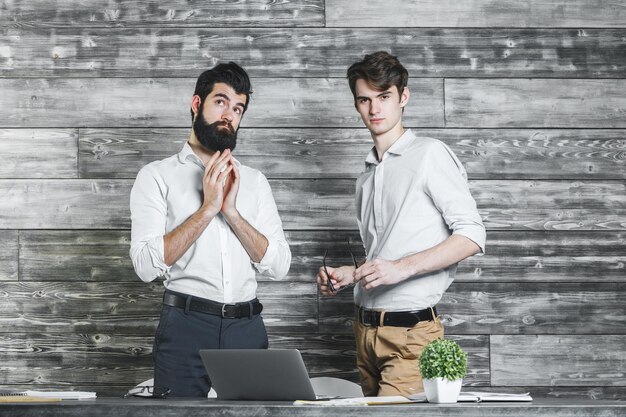 写真 オフィスで祈るハンサムな busiessmen