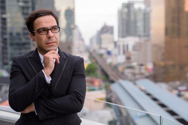 Photo handsome businessman against view of the city