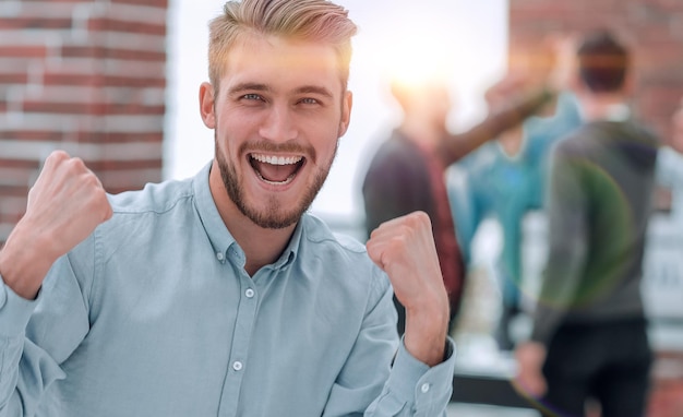 Photo handsome businessman celebrating victory shouting happily in th