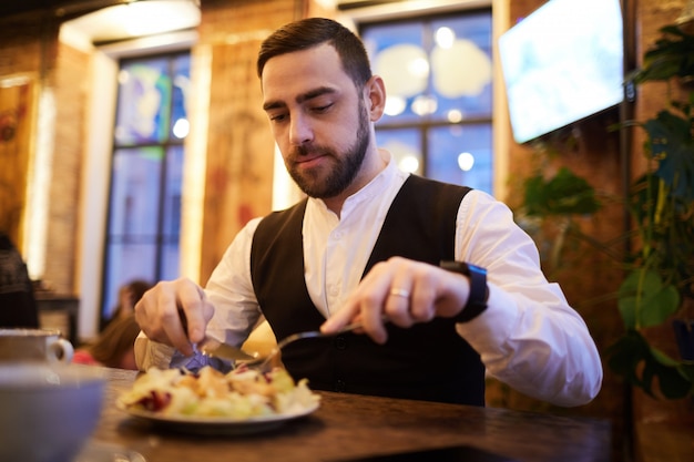 レストランで食べるハンサムなビジネスマン