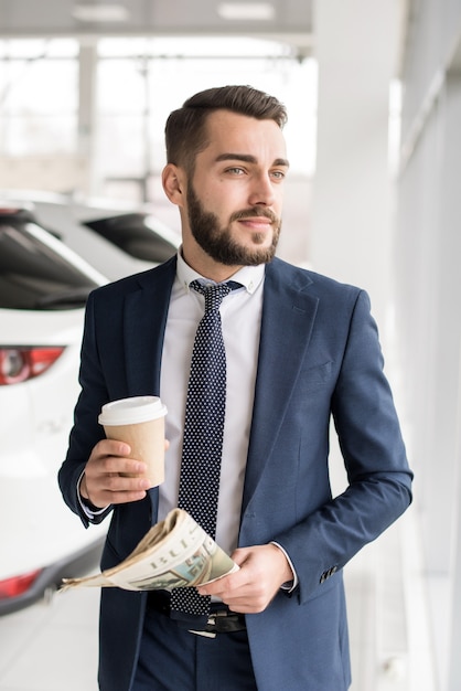 Photo handsome businessman posing by window