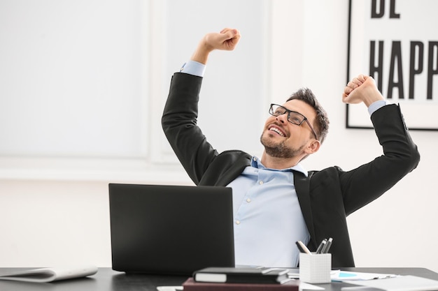 Foto bell'uomo d'affari che si rilassa in ufficio