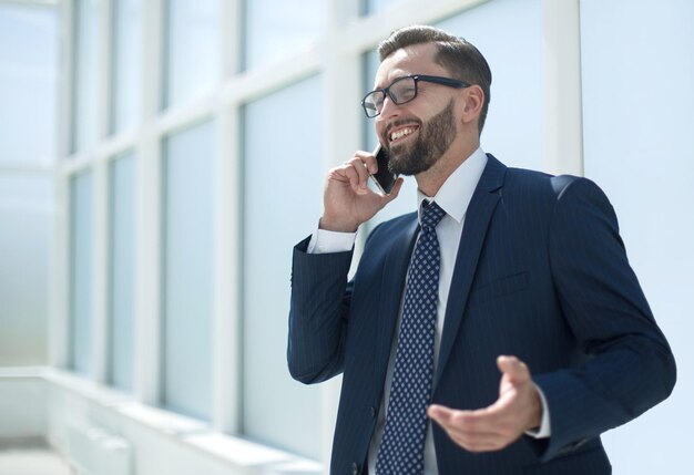 Photo handsome businessman talking on mobile phonephoto with copy space