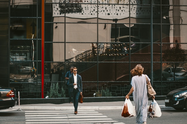 Foto uomo d'affari bello che cammina su una strada