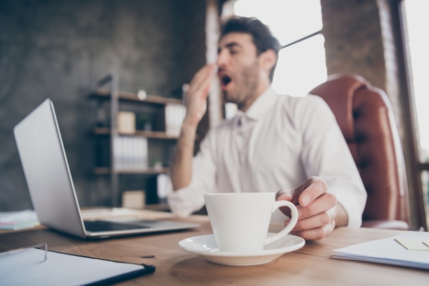 Bello imprenditore che lavora in ufficio