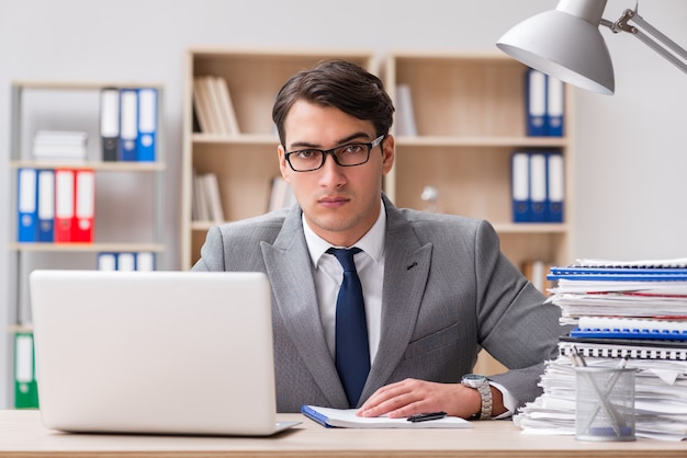 Uomo d'affari bello che lavora nell'ufficio