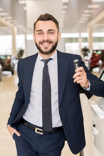 Photo handsome car salesman