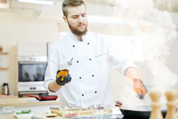 Foto chef impegnato a cucinare