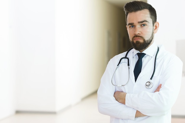 Foto bello il capo ufficiale medico dell'ospedale