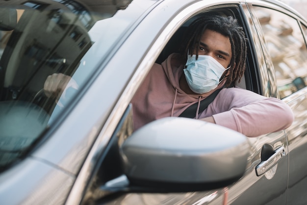 Photo handsome driver wearing medical mask