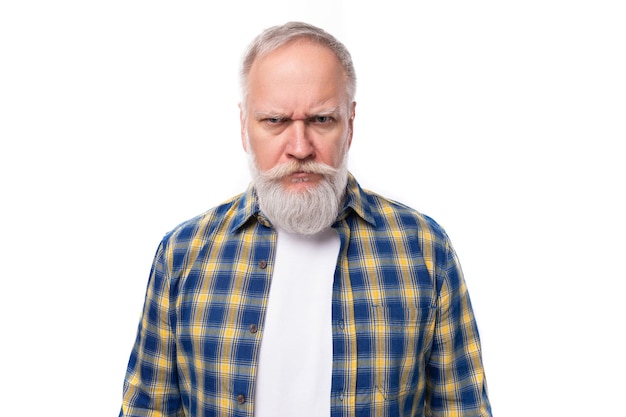 シャツを着た口ひげとあごひげを持つハンサムな年配の白髪の引退した男性