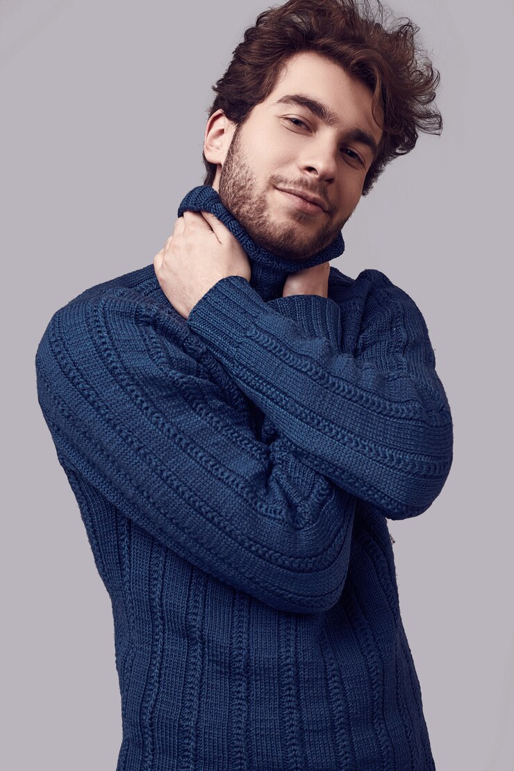 Photo handsome elegant man with curly hair in blue sweater