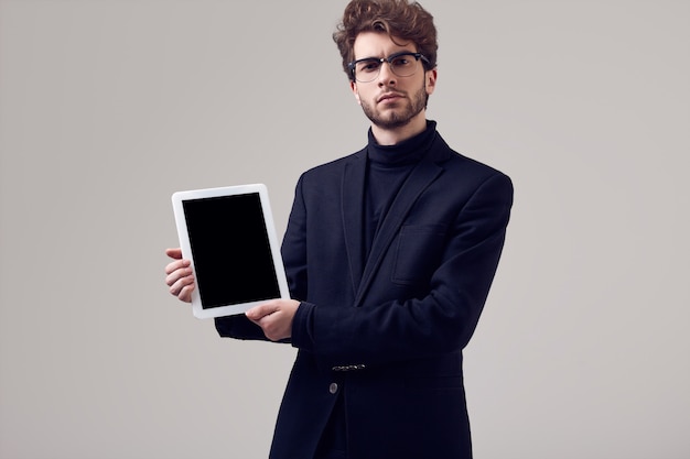 Uomo elegante bello con i capelli ricci che indossa abito e occhiali