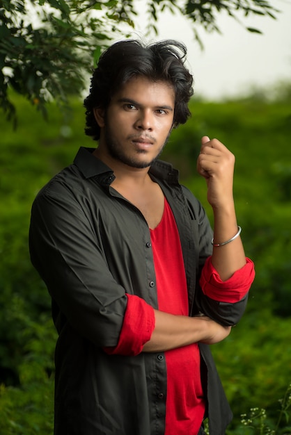 Photo handsome fashion young man posing outdoors