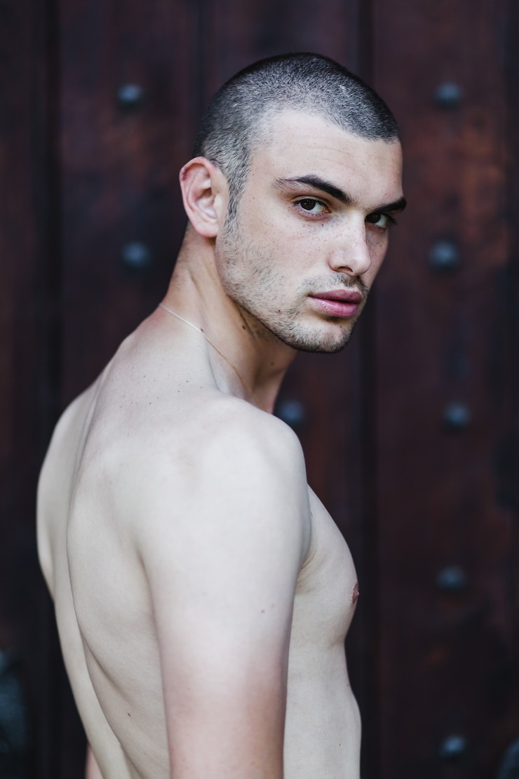Photo handsome fashionable young man posing naked