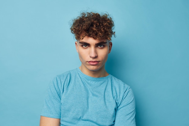 Photo handsome guy in blue tshirts with a pumpedup body isolated background