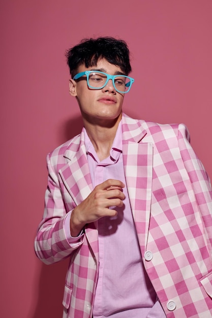 Foto bel ragazzo occhiali alla moda blazer rosa in posa studio modello studio