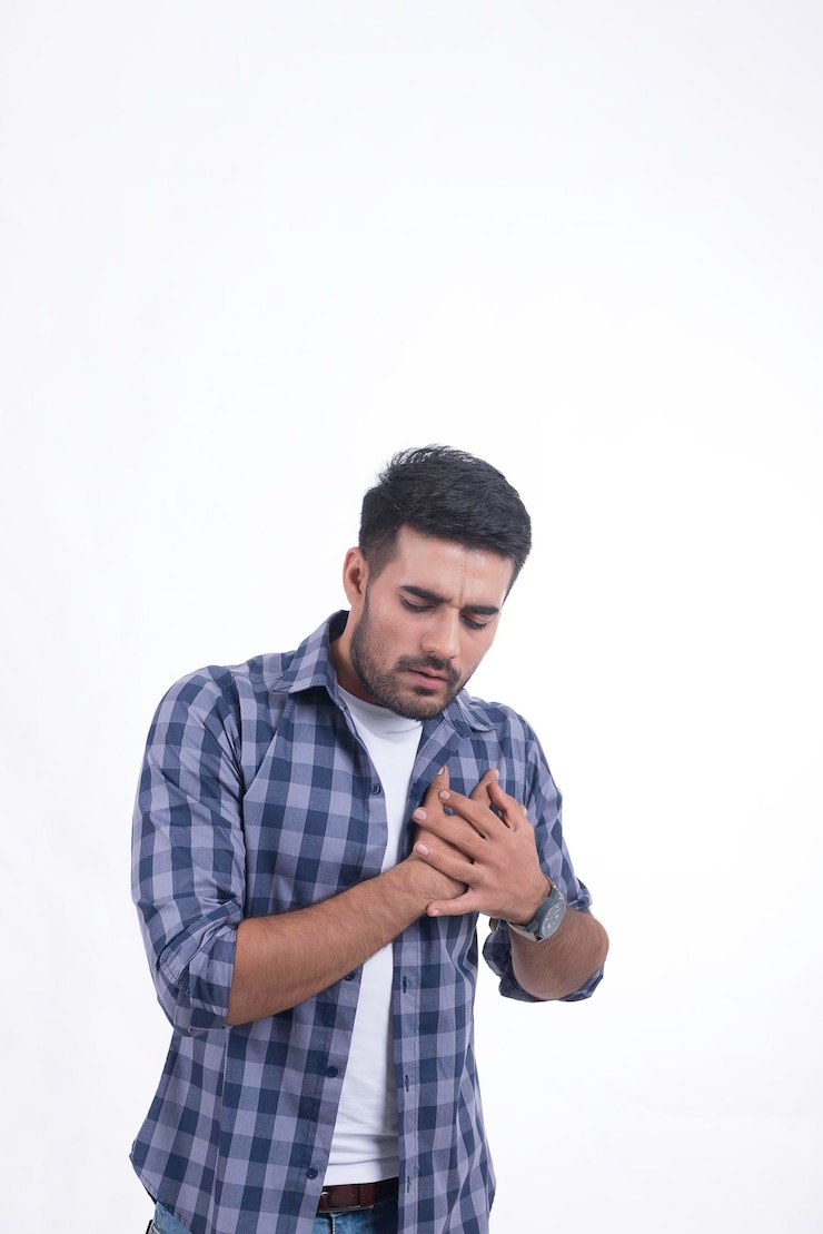 फोटो handsome guy heart attack isolate on white backgroundthis has clipping path