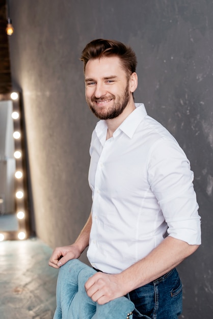 Photo handsome and happy bearded man