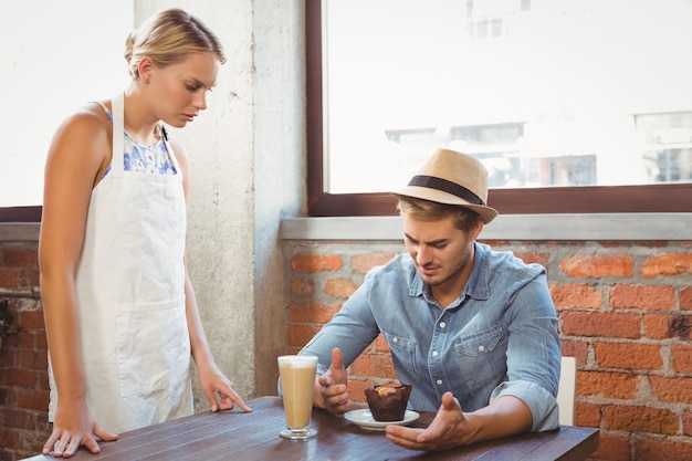 Photo handsome hipster complaining to blonde waitress