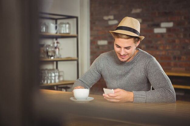 사진 잘 생긴 hipster 커피와 스마트 폰을 사용 하여