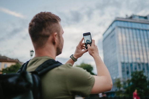 Photo handsome hipster man walking in street