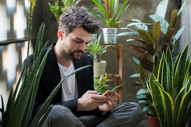 Foto uomo moderno di hipster bello