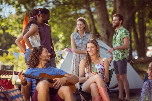 Pantaloni a vita bassa belli suonare la chitarra