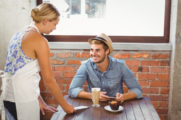 Photo handsome hipster smiling at blonde waitress