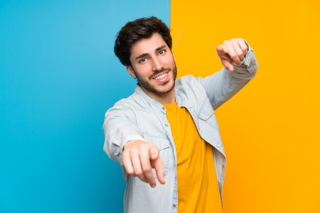 Foto bello isolato dito punti colorato isolato mentre sorridendo