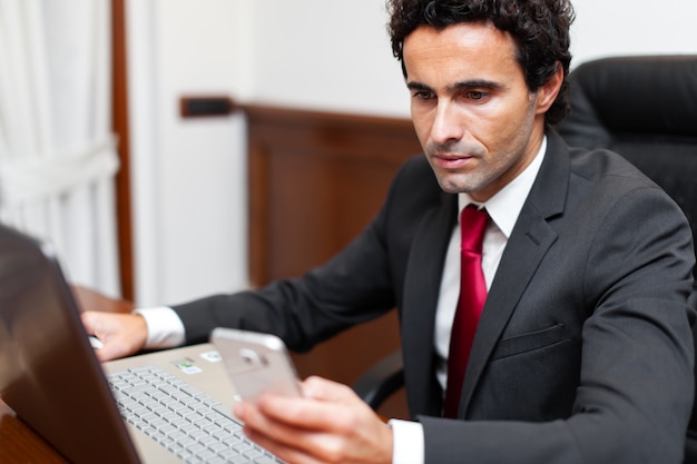 Avvocato bello al lavoro nel suo studio