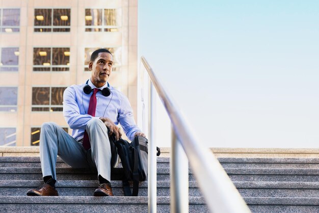 Amministratore delegato maschio bello dell'uomo d'affari afroamericano in un vestito elegante corporativo alla moda