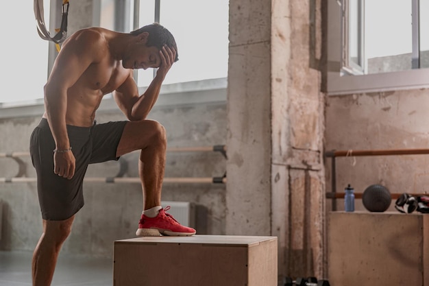 Photo handsome male personal trainer working in gym