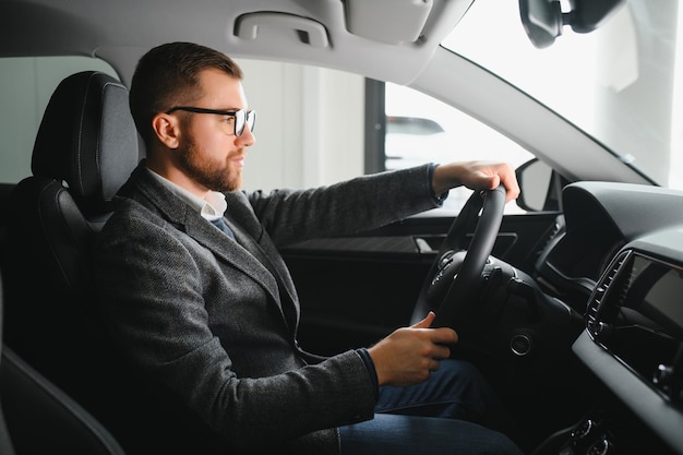 車の中でハンサムな男性のタクシー運転手