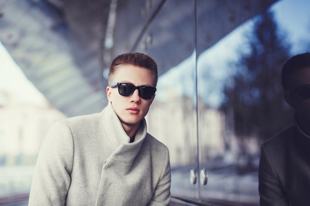 Photo handsome man in autumn coat