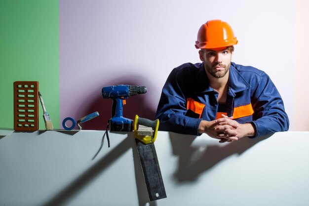 Foto bell'uomo costruttore con strumenti