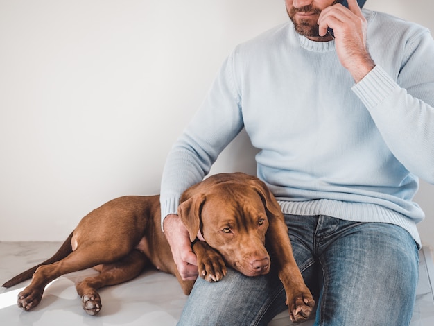 Bell'uomo e un cucciolo affascinante. avvicinamento