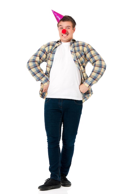 색 배경에 고립 된 잘생긴 남자 조롱거리 미치광이 표정과 빨간 코를 입은 십대 소년